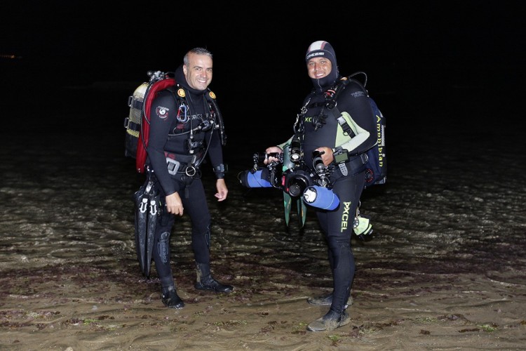 buzos-noche-playa